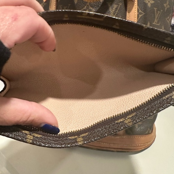 Authentic Louis Vuitton Monogram GM Bucket Bag with pouch. - Picture 13 of 16